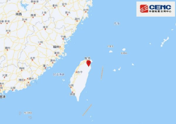 胜亿优配 一艘货轮在印度西南海域倾斜 多个集装箱落海