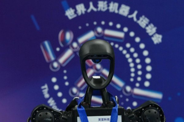 维海配资 记者手记：在“冰丝带”见证机器人“超越自我”